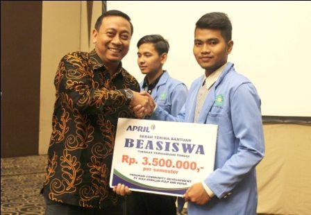 RAPP Serahkan Beasiswa Pendidikan Sebesar Rp 700.000.000